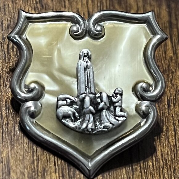 Rare VTG Religious Our Lady of Fatima & 3 Shepherd Children Pin Brooch - Picture 1 of 6